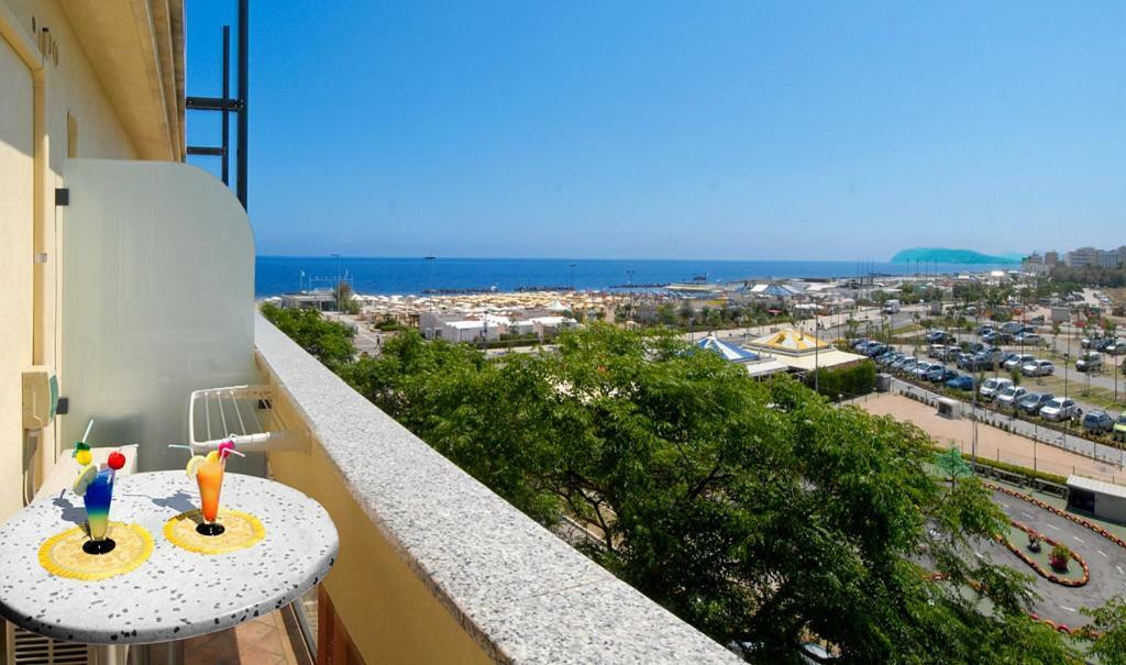 Hotel Alba Serena Misano Adriatico Exterior photo